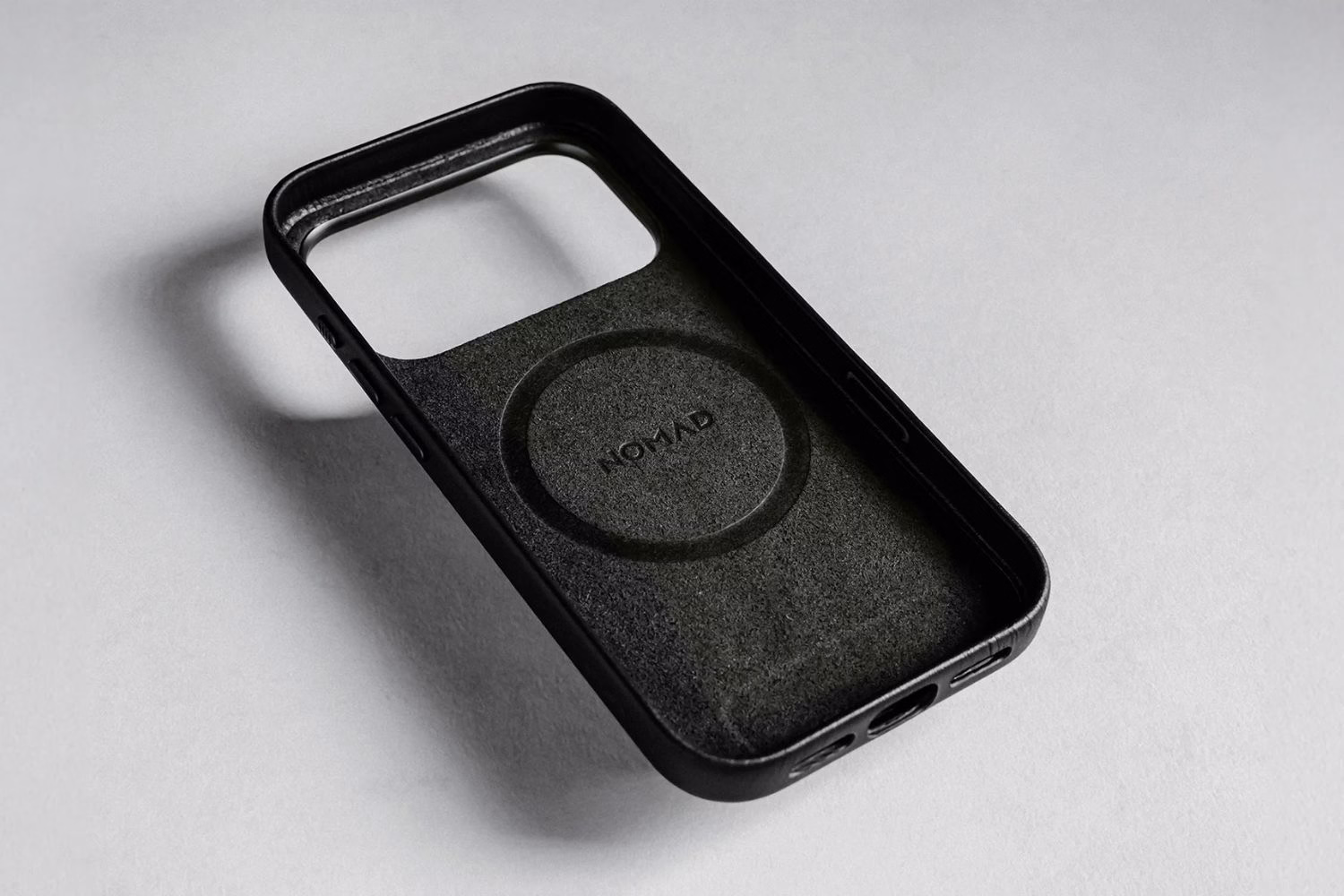 Шкіряний чохол Nomad Traditional Black для iPhone 17 Pro Max - 3