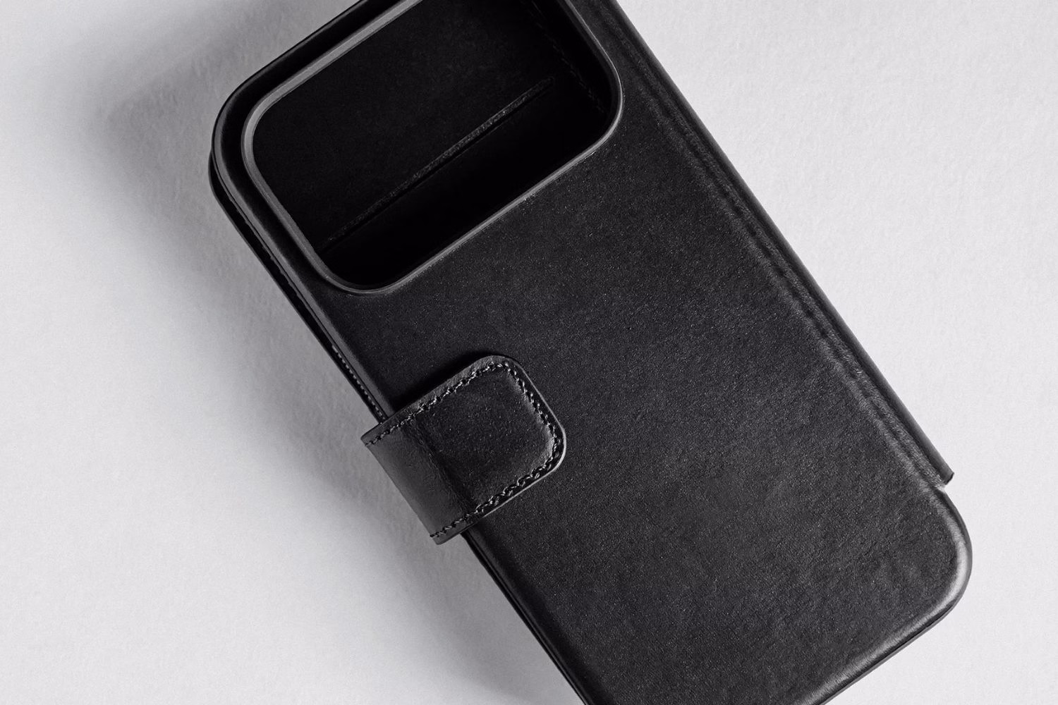 Кожаный чехол-книжка Nomad Modern Folio Horween Black для iPhone 17 Pro Max - 4