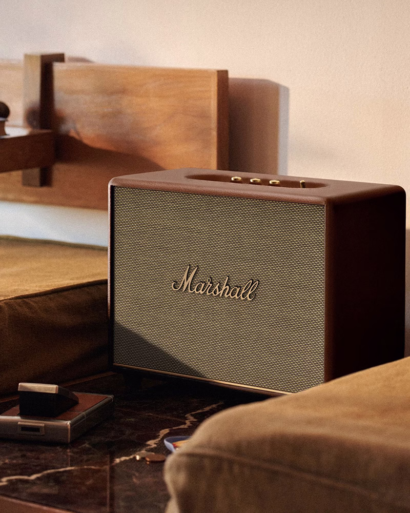 Колонка Marshall Woburn III Brown на приліжковому столі