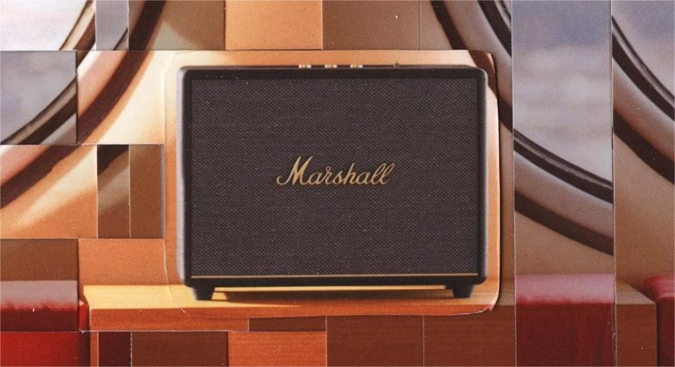 Колонка Marshall Woburn III Black стоїть на полиці у вітальні